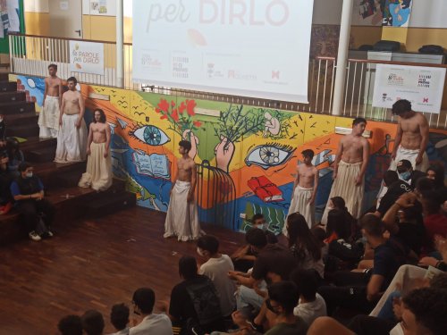 anfiteatro-7 alunni-itesolivettilecce